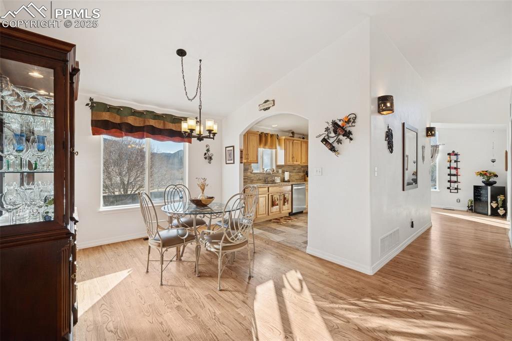 Image 27 of 45: Dining Area