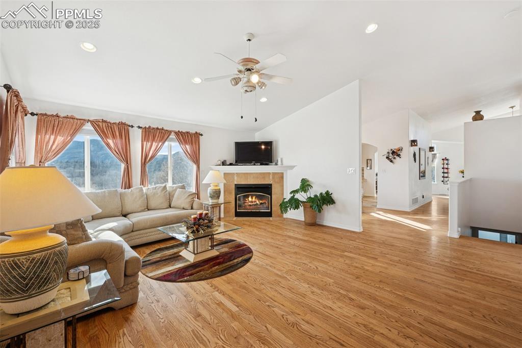 Image 29 of 45: Living Room