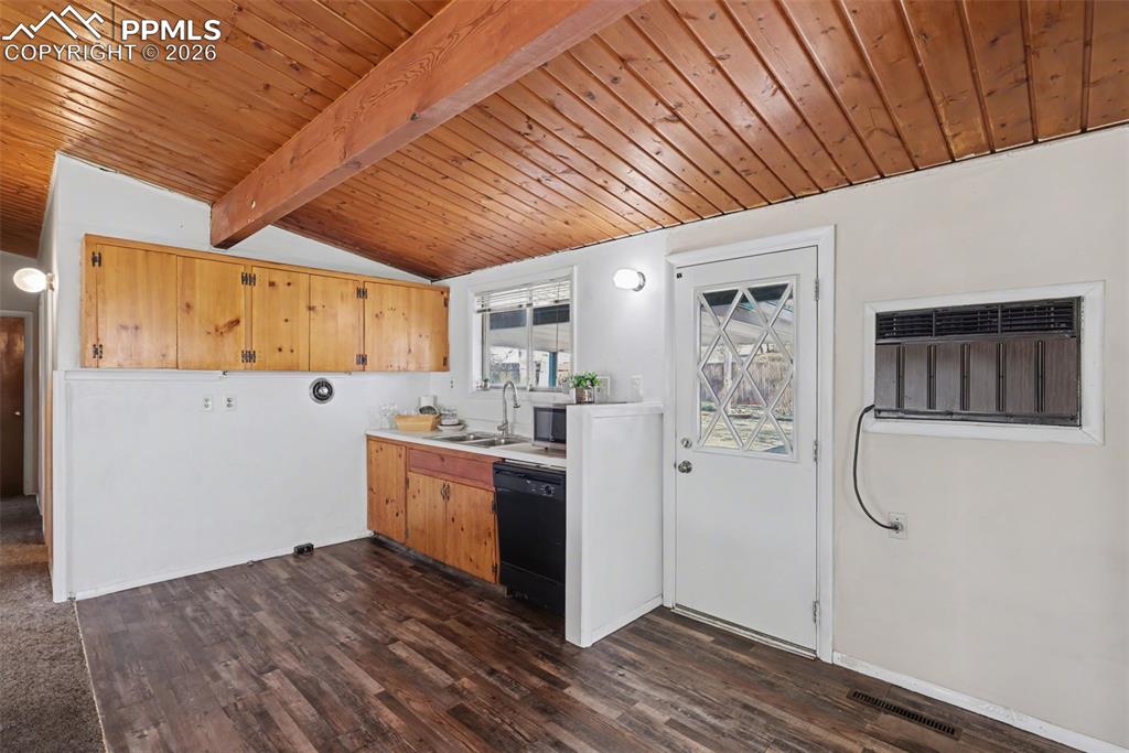 Image 12 of 34: Kitchen