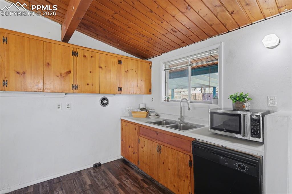 Image 13 of 34: Kitchen