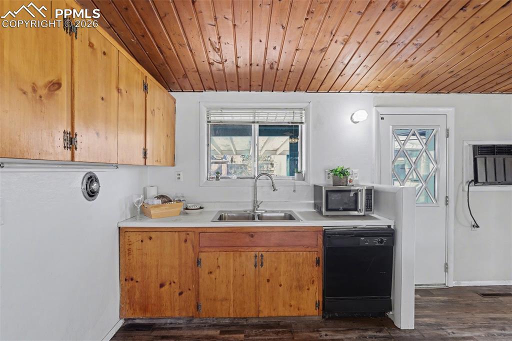 Image 14 of 34: Kitchen