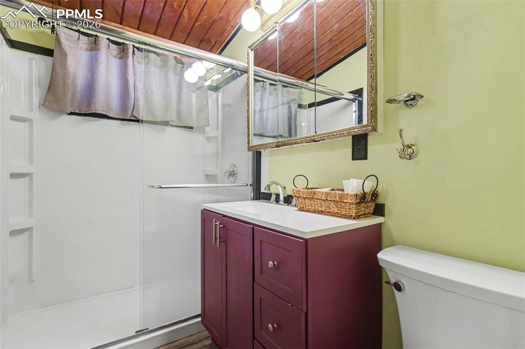 Image 15 of 34: Bathroom