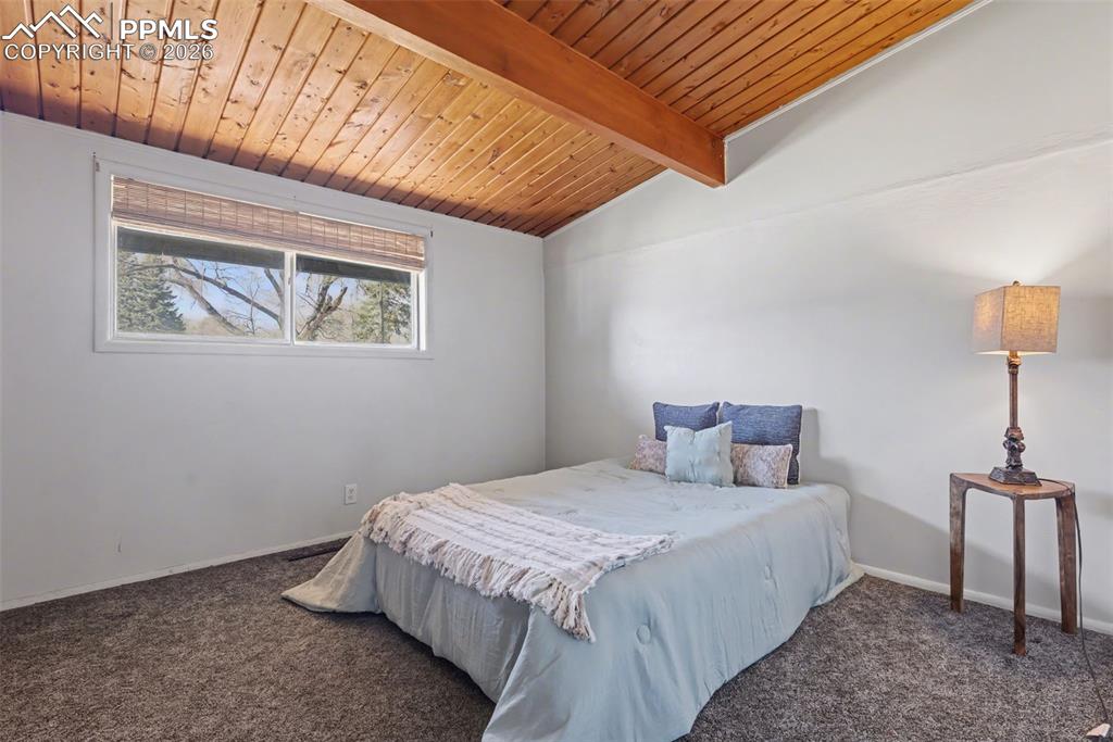 Image 16 of 34: Bedroom