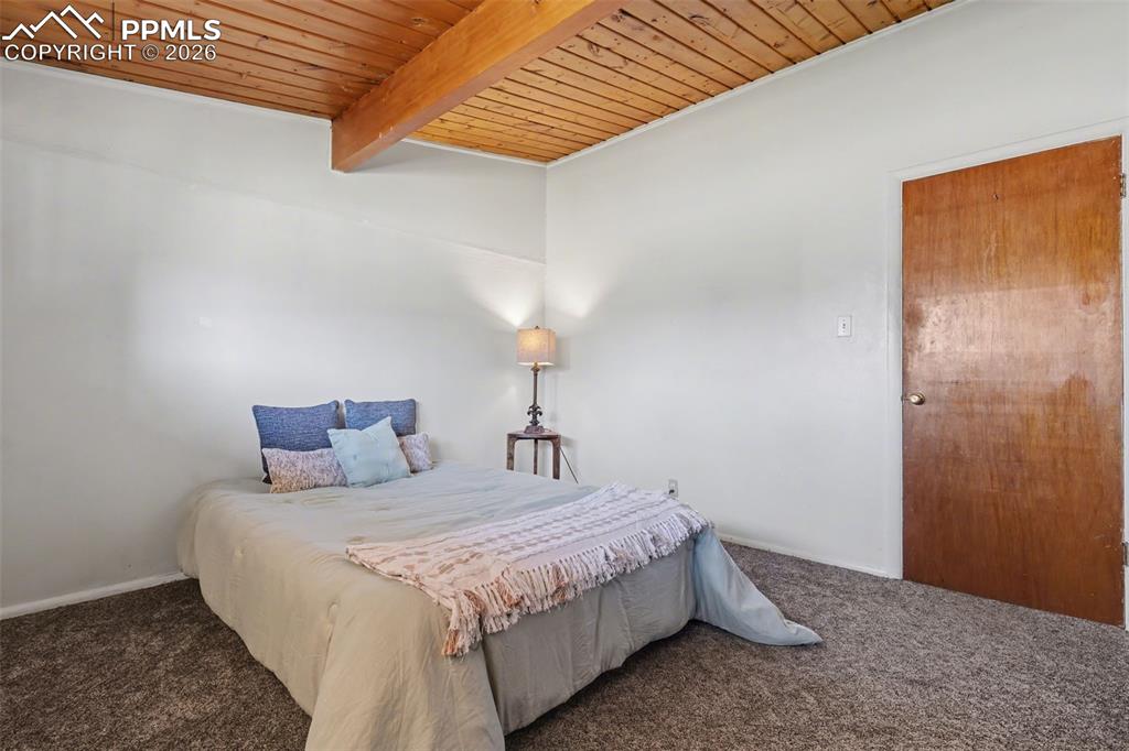 Image 21 of 34: Bedroom