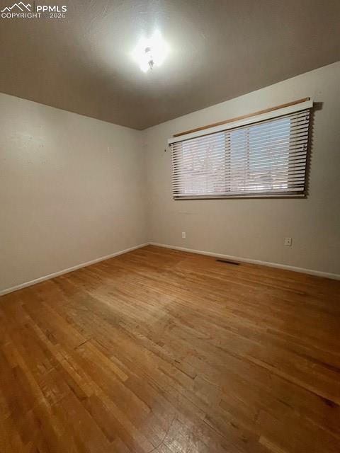 Image 8 of 12: Bedroom