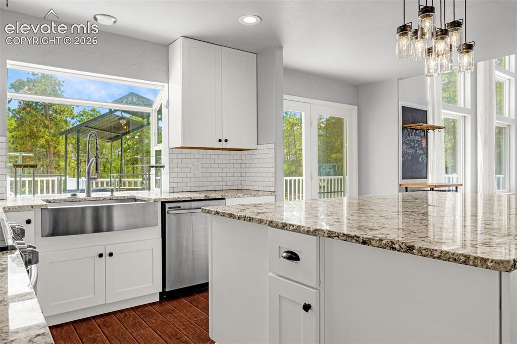 Image 10 of 49: Kitchen