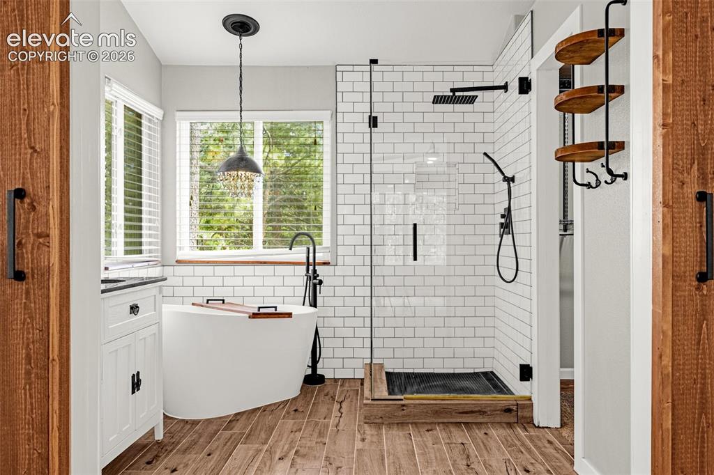 Image 20 of 49: Bathroom