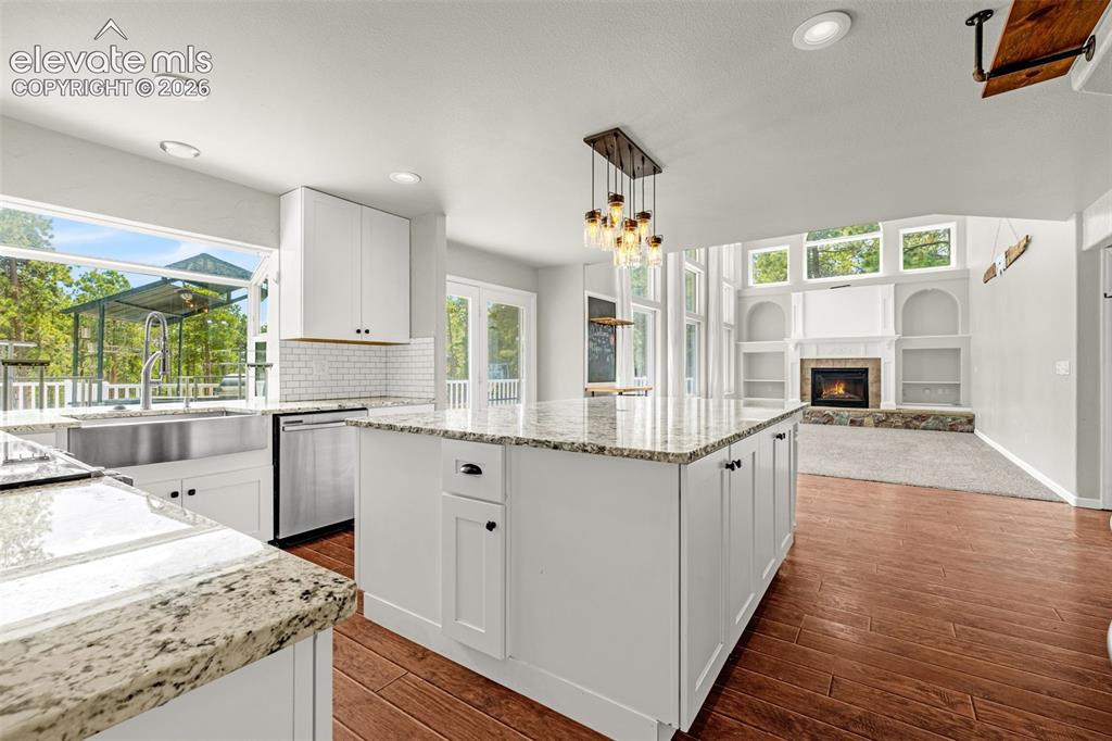 Image 6 of 49: Kitchen