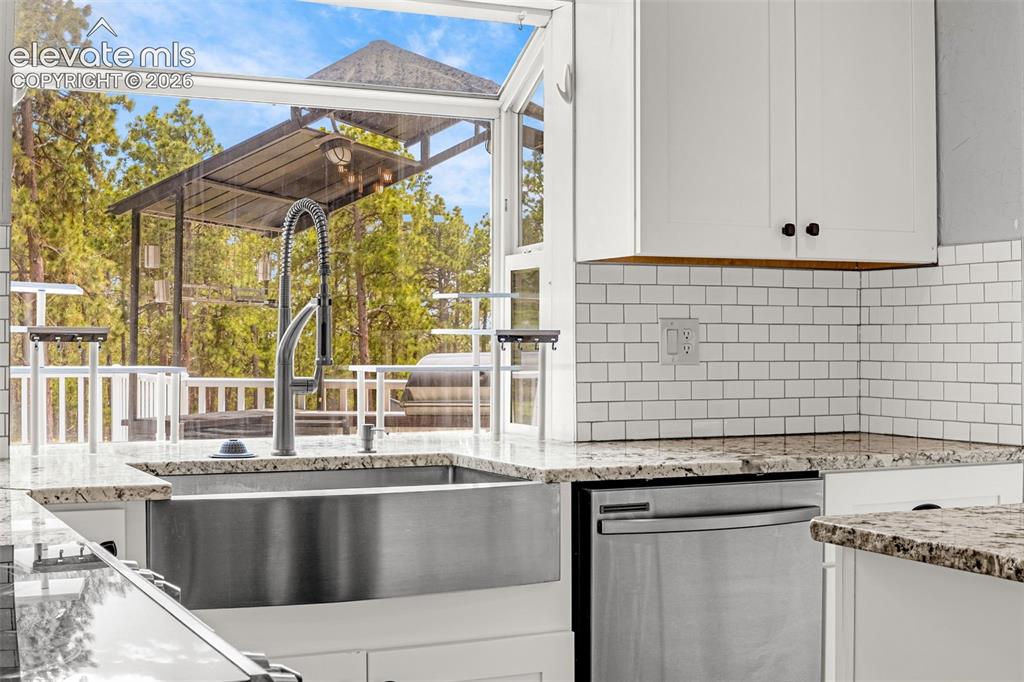 Image 7 of 49: Kitchen