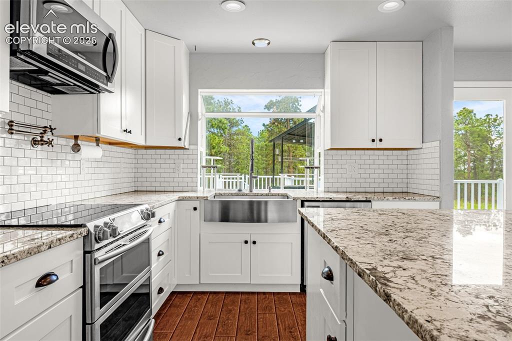 Image 9 of 49: Kitchen