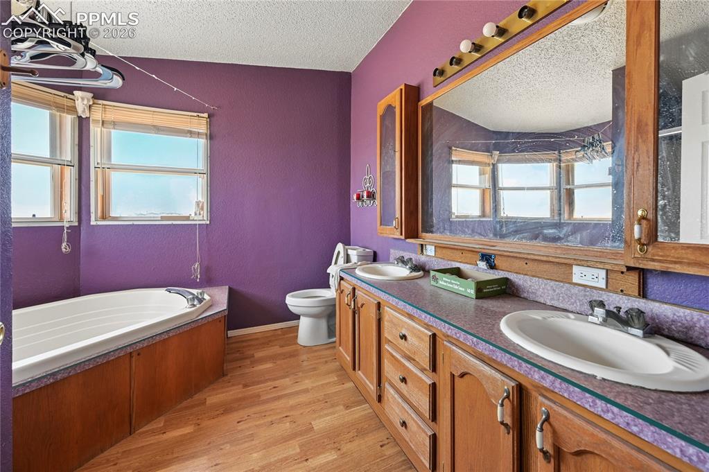 Image 14 of 33: Bathroom