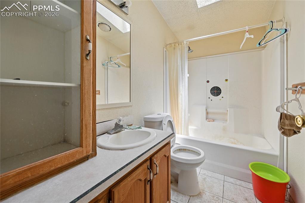 Image 16 of 33: Bathroom