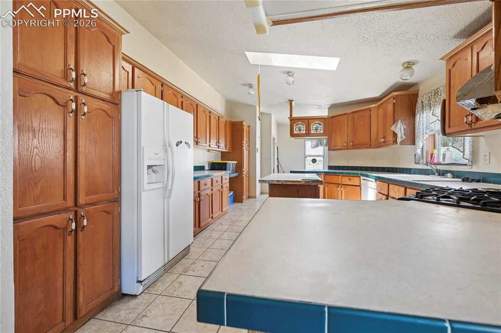 Image 6 of 33: Kitchen