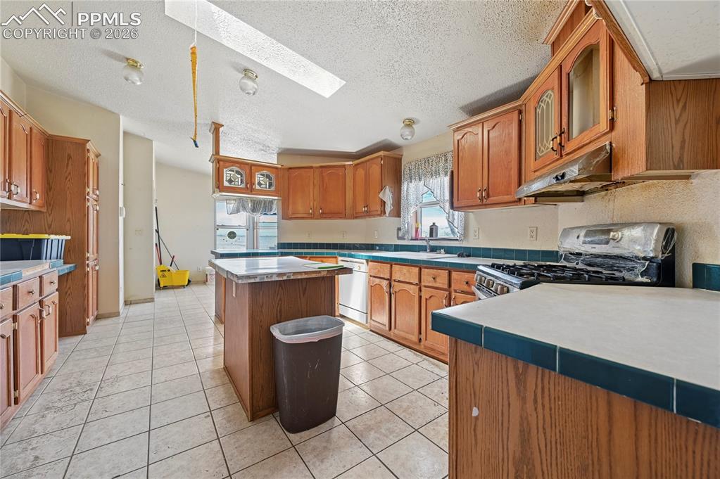 Image 7 of 33: Kitchen