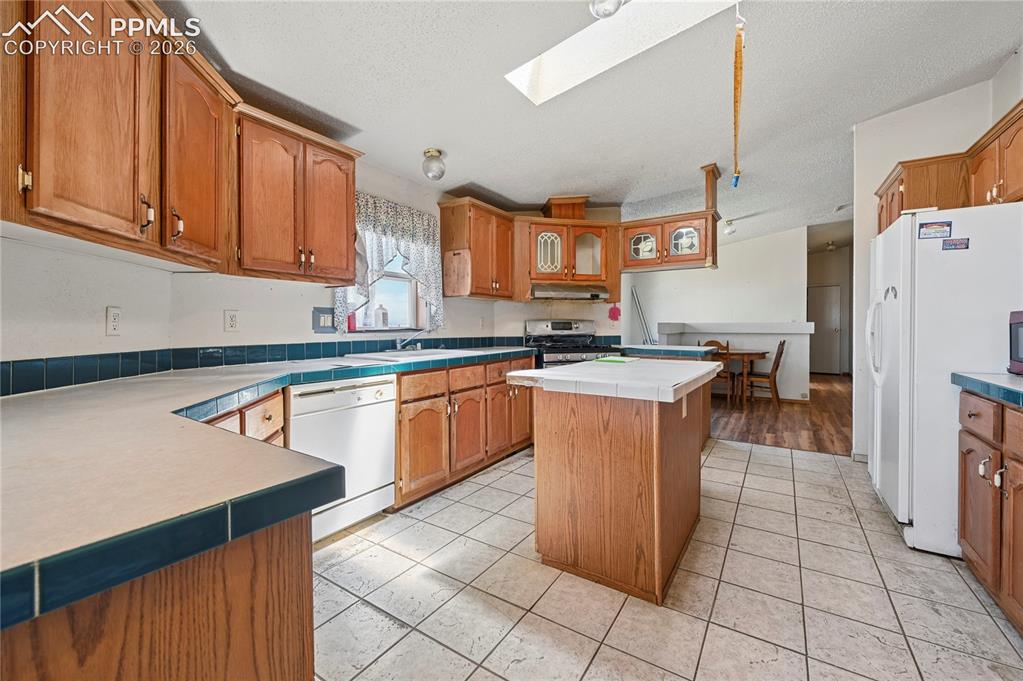 Image 8 of 33: Kitchen