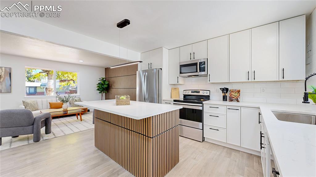 Image 10 of 50: Kitchen