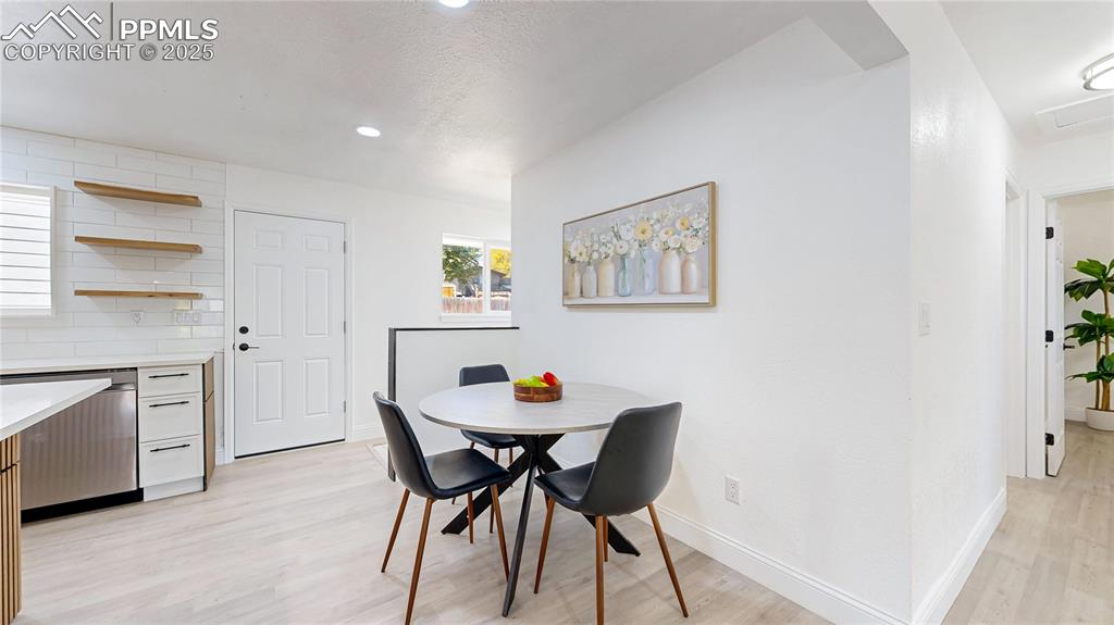 Image 12 of 50: Dining Area