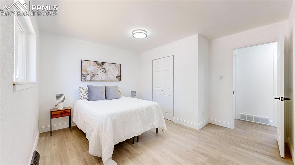 Image 16 of 50: Bedroom