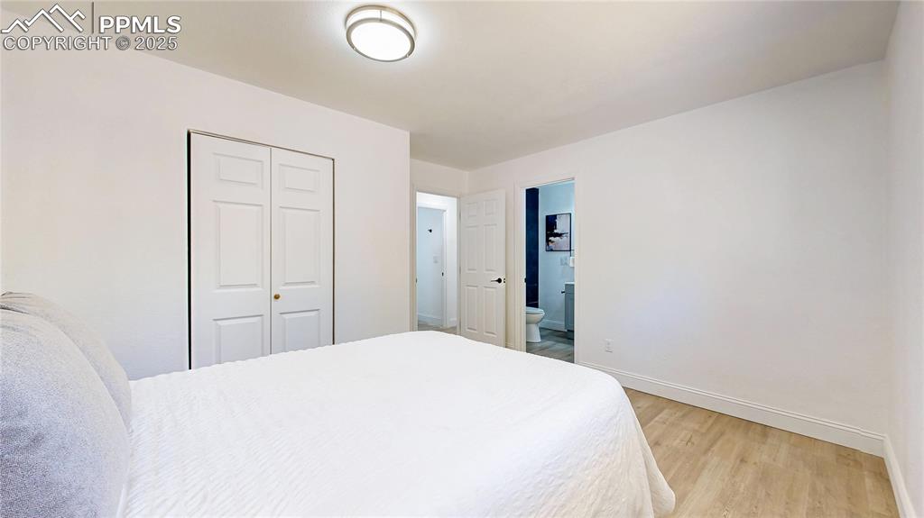 Image 17 of 50: Bedroom