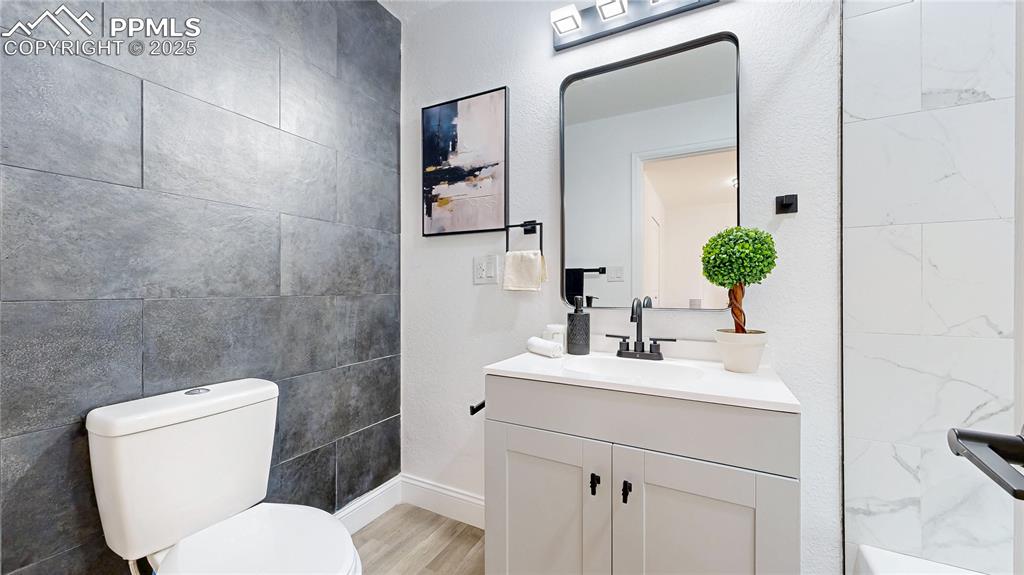 Image 18 of 50: Bathroom