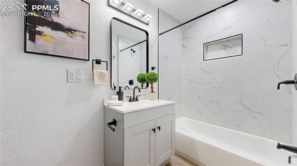 Image 19 of 50: Bathroom