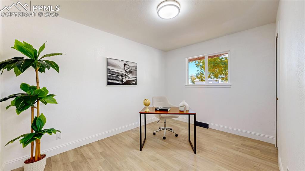 Image 20 of 50: Office