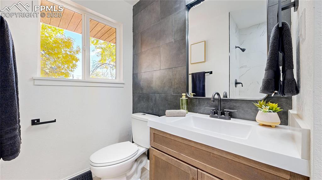 Image 22 of 50: Bathroom