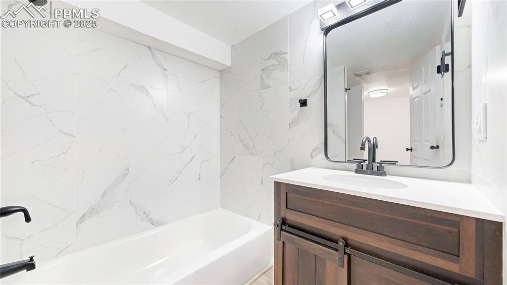 Image 27 of 50: Bathroom