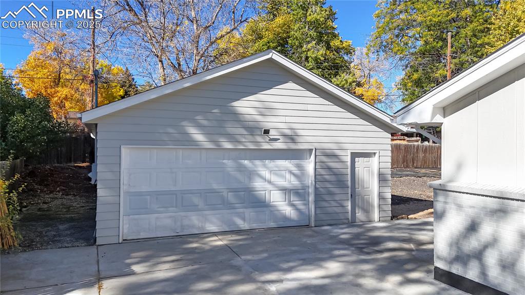 Image 31 of 50: Garage