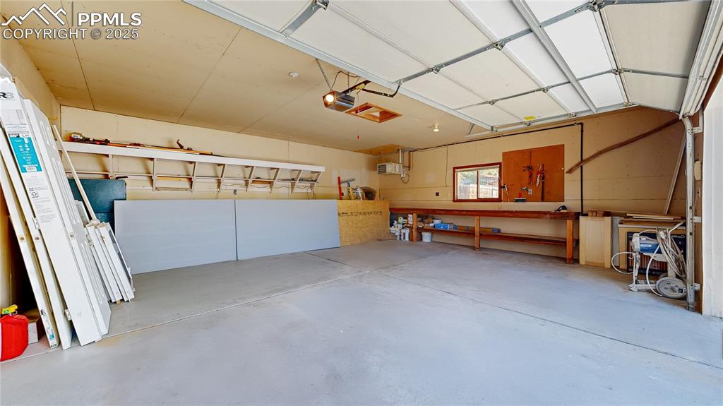 Image 33 of 50: Garage