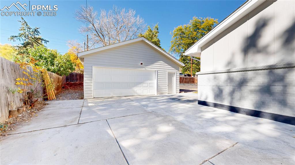 Image 42 of 50: Garage