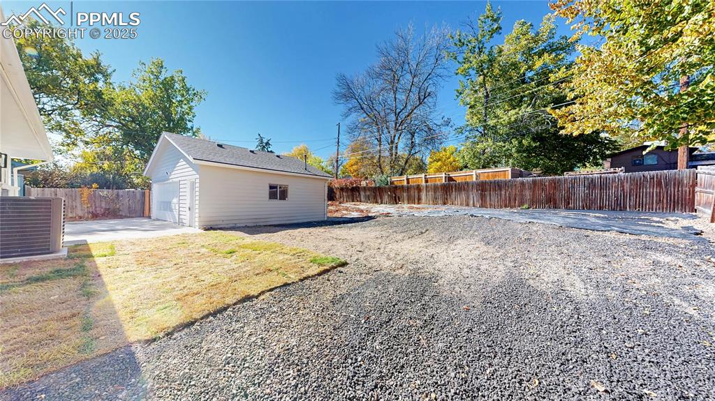 Image 44 of 50: Yard