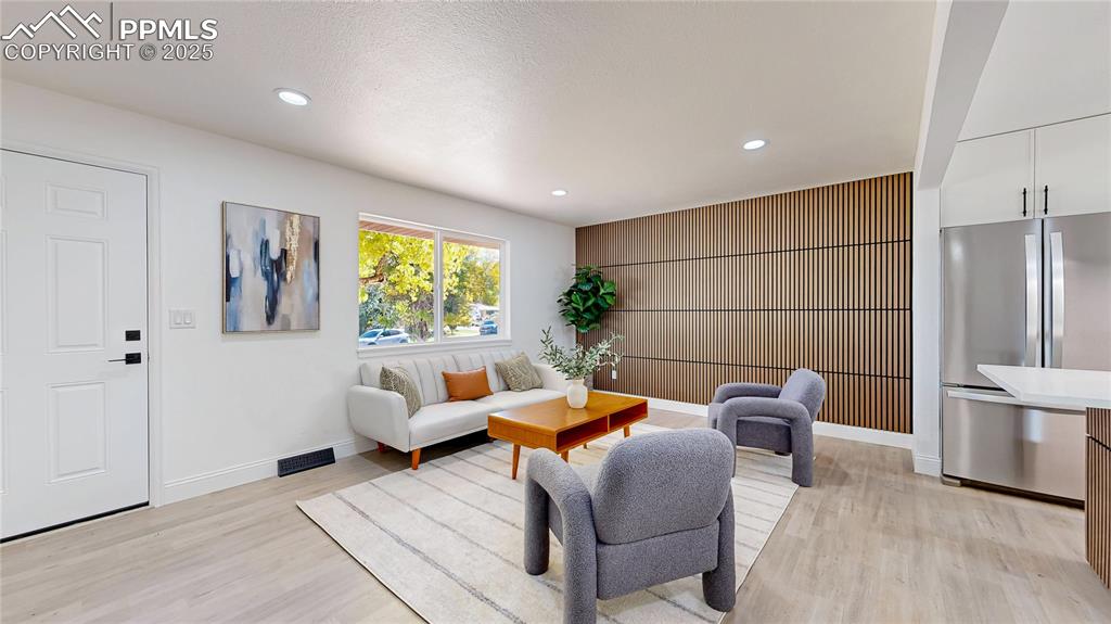 Image 6 of 50: Living Room