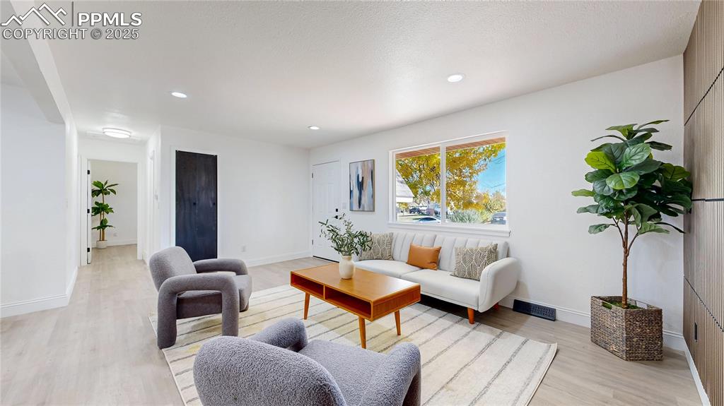 Image 7 of 50: Living Room