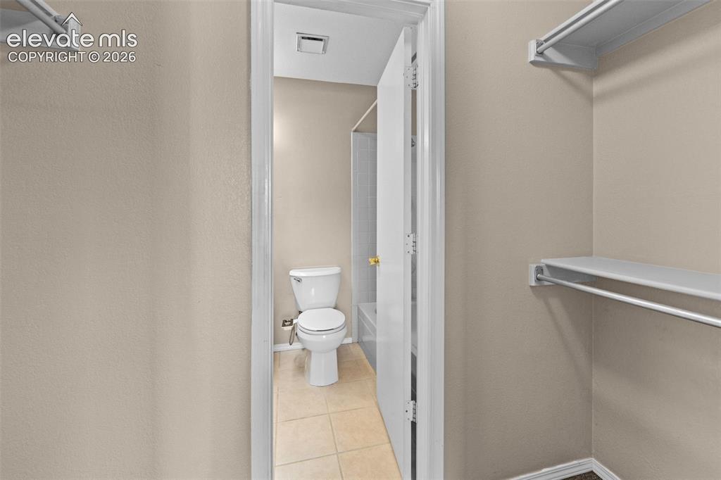 Image 17 of 30: Bathroom