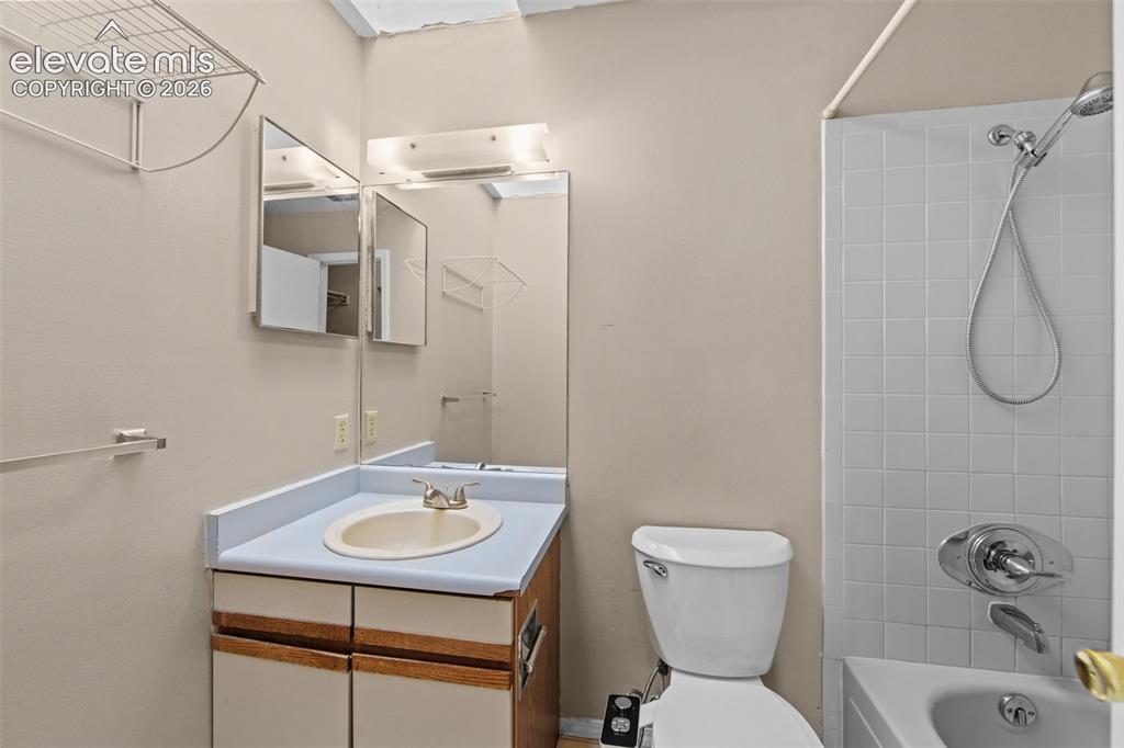 Image 18 of 30: Bathroom