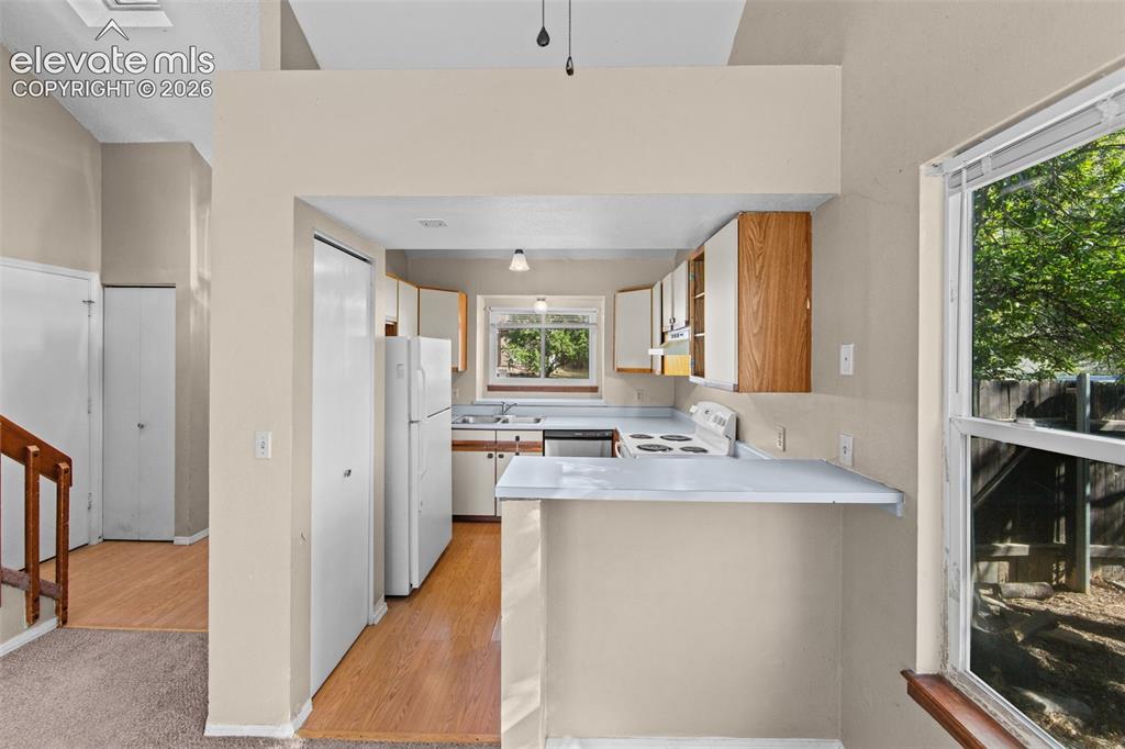 Image 8 of 30: Kitchen
