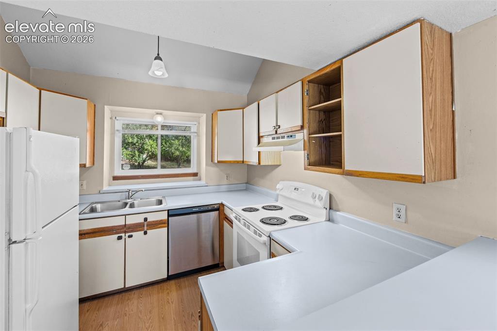 Image 9 of 30: Kitchen