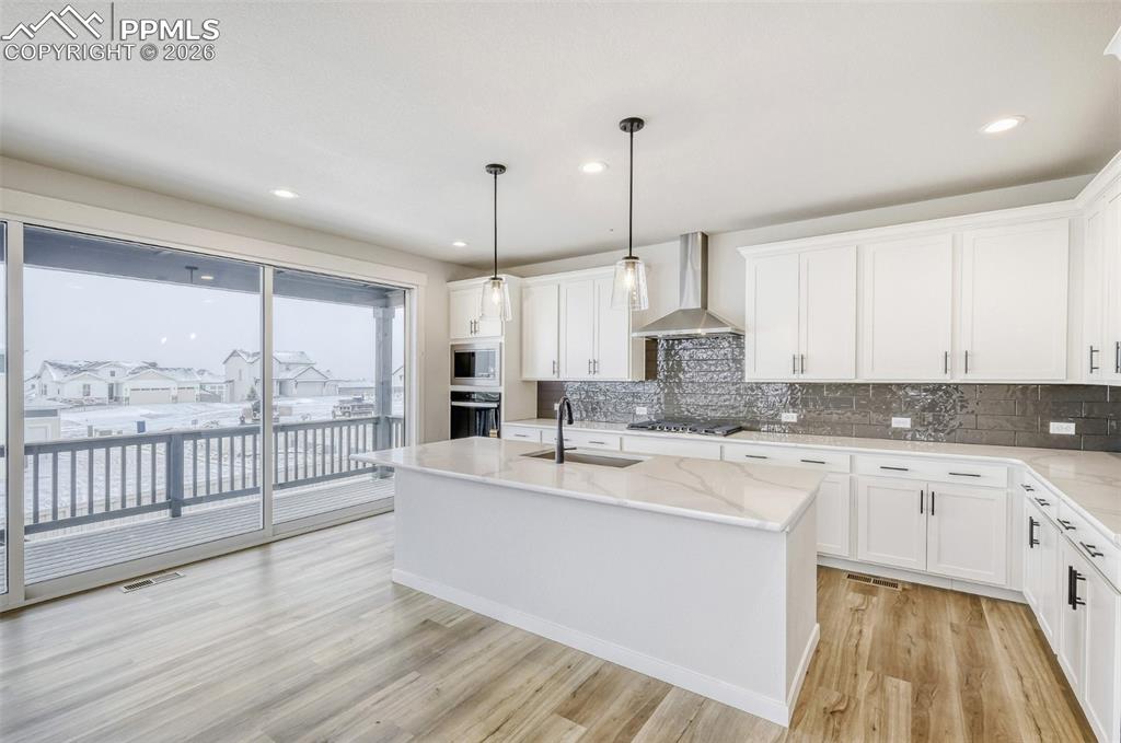 Image 14 of 28: Kitchen