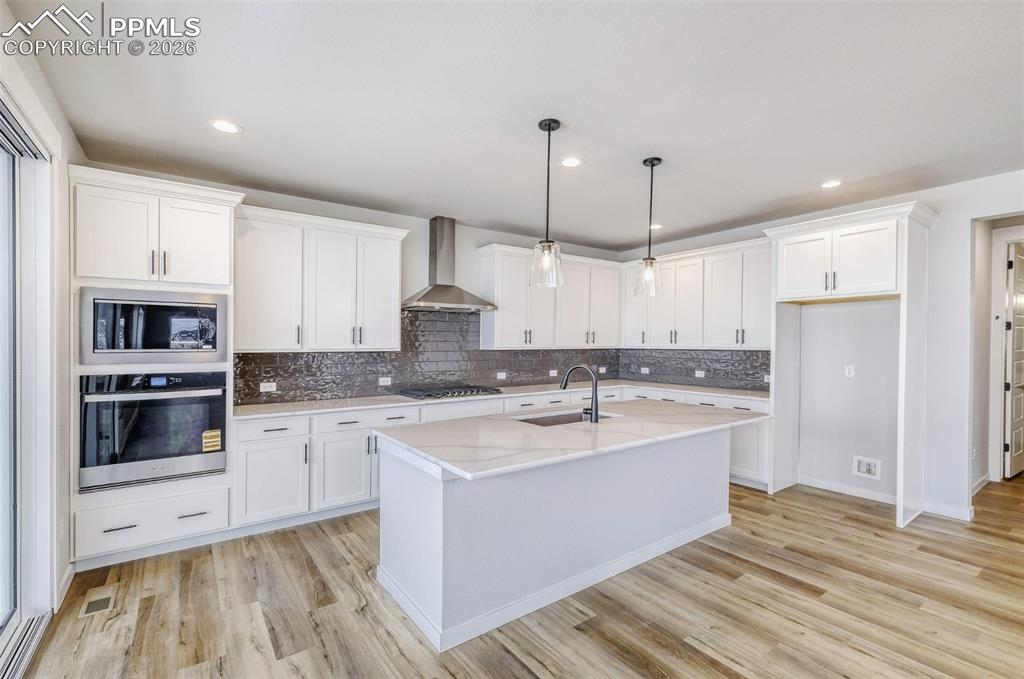 Image 15 of 28: Kitchen