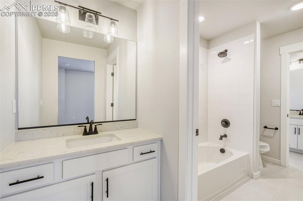 Image 20 of 28: Bathroom