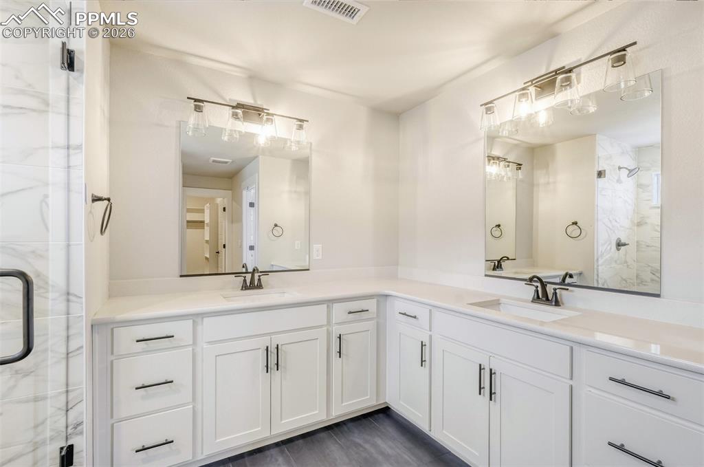 Image 22 of 28: Bathroom