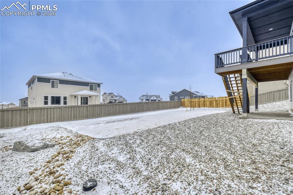 Image 27 of 28: Yard