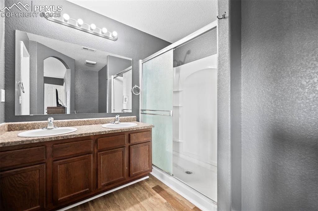 Image 11 of 21: Bathroom