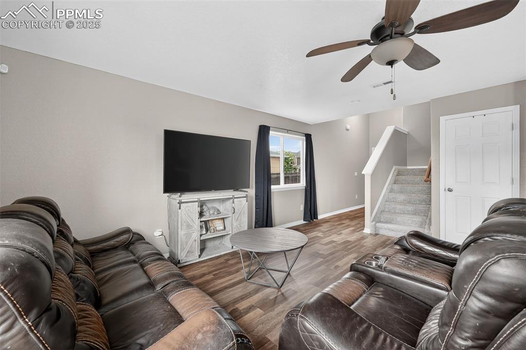 Image 4 of 21: Living Room