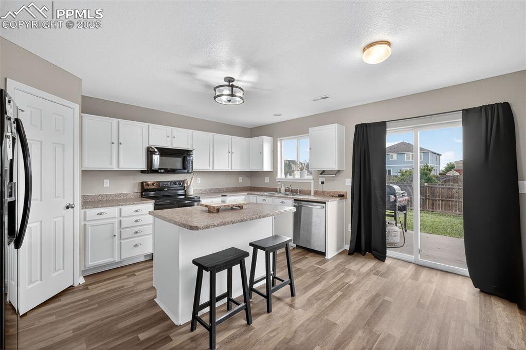 Image 6 of 21: Kitchen