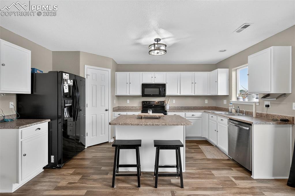 Image 7 of 21: Kitchen