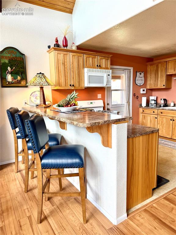 Image 16 of 35: Kitchen