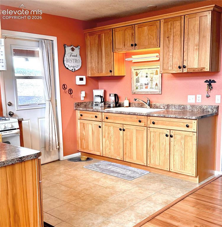 Image 17 of 35: Kitchen