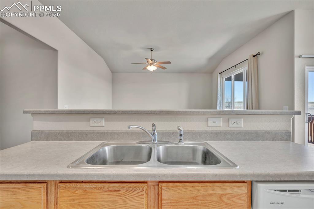 Image 10 of 25: Kitchen